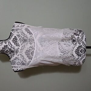 In Style white lace sleeveless crop